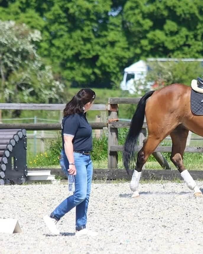 kat williams-jones an equestrian coach in worcestershire during a horse riding lesson offers highly experienced and practiced horse riding lessons and services.